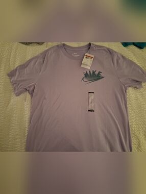 Nike Men’s Lavender Crewneck T-Shirt with Brushstroke Swoosh